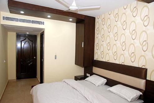 Crown Royale Hotel Dehradun Exterior photo