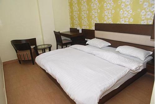 Crown Royale Hotel Dehradun Room photo